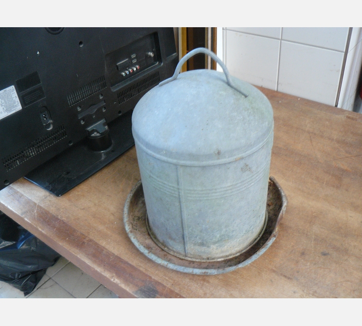 Mangeoire en zinc||abimé