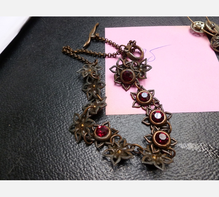 Collier TARATATA||avec pierres rouges