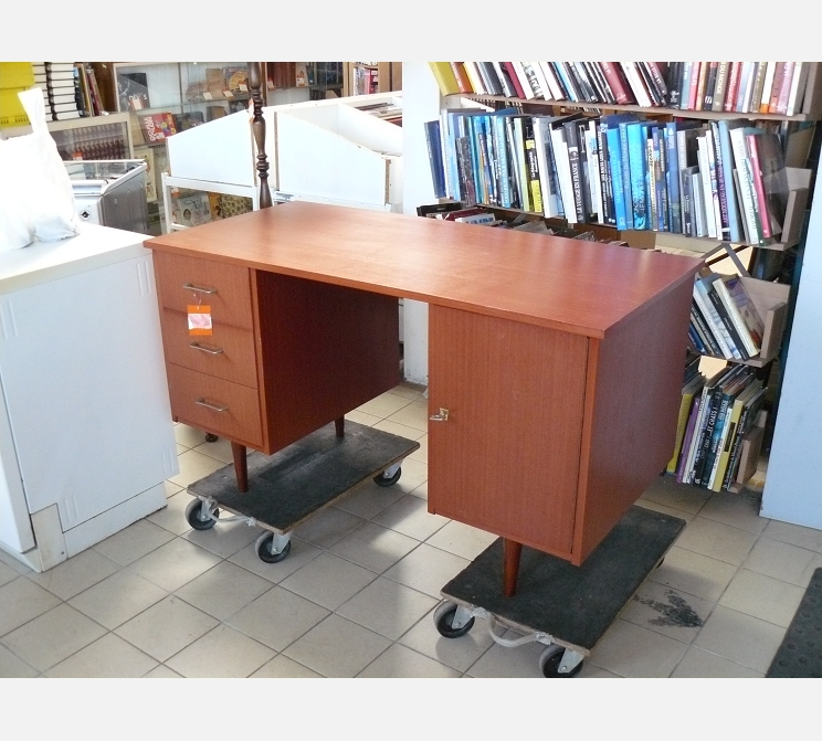 Bureau année 60||1 porte + 3 tiroirs||clé B6