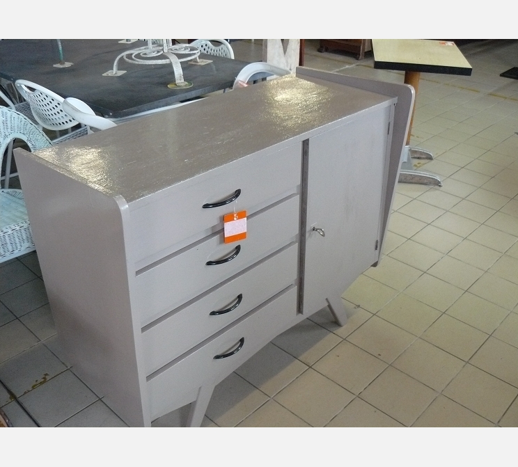 Buffet bas repeint||1 porte + 4 tiroirs||clé A8