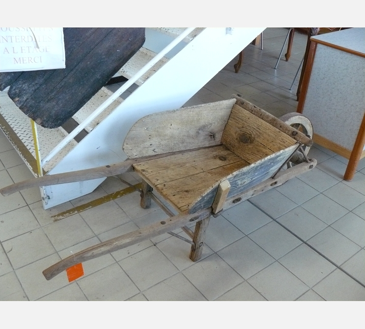 Brouette ancienne ||en bois