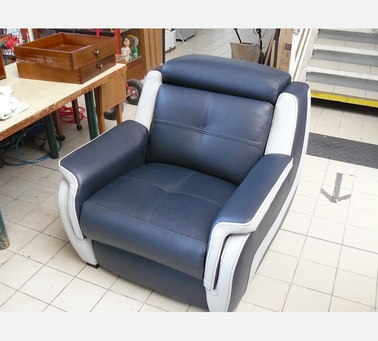 Paire de fauteuils cuir||dont 1 électrique||acc local
