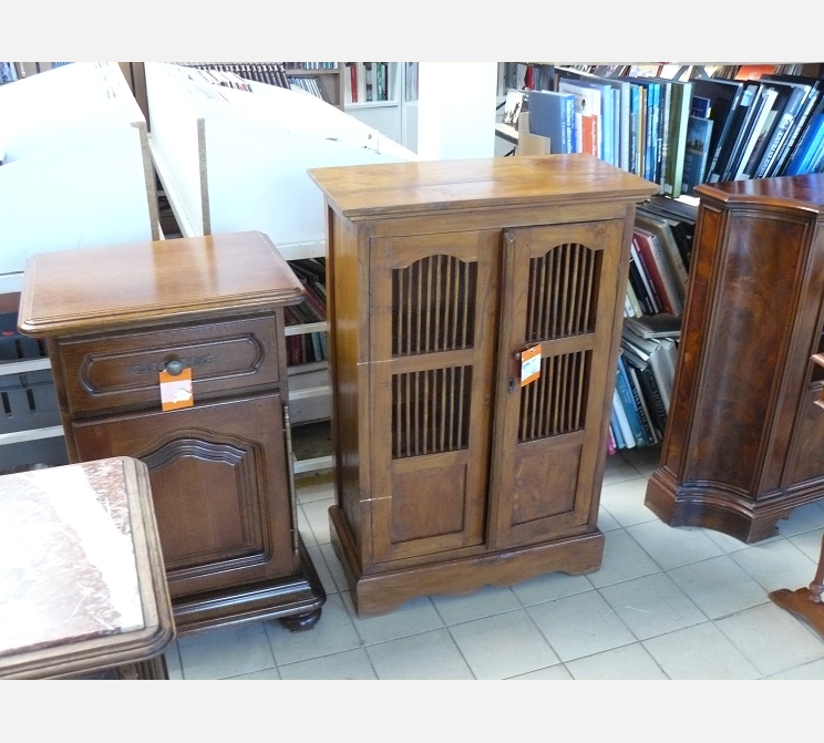 Meuble d'appoint||2 portes , style colonial||clé A12