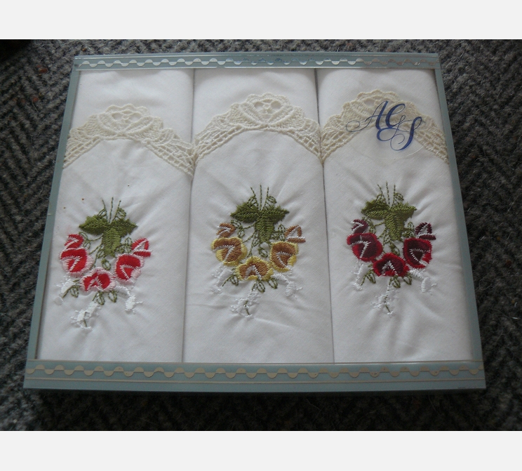 Lot de 3 mouchoirs||brodés
