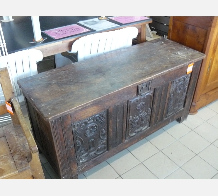 Coffre ancien style gothique