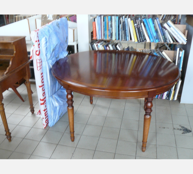 Table ovale, teinte merisier||2 allonges