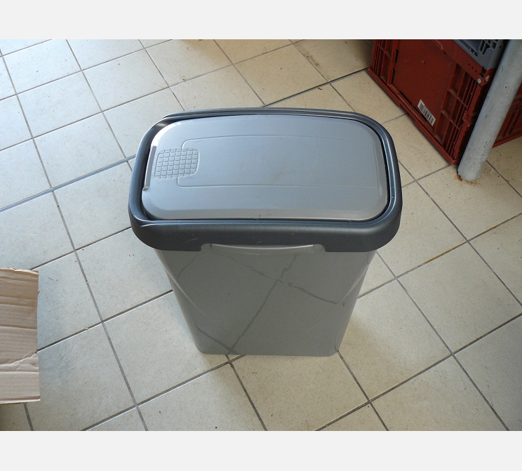 Poubelle PVC grise