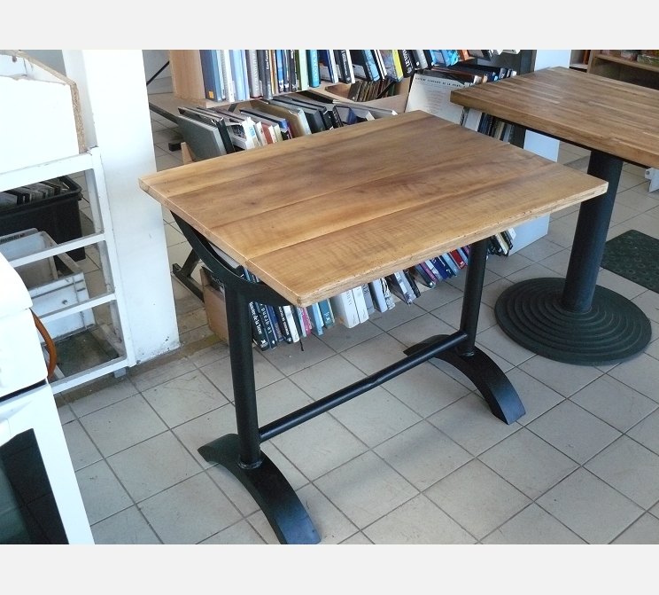 Table bistrot, barre centrale||plateau bois rectangulaire