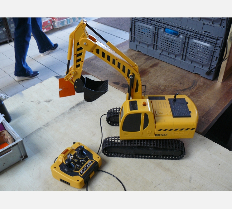 Tractopelle filoguidé