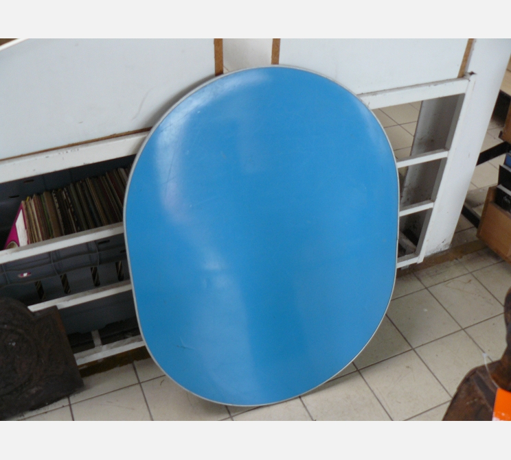 Table ovale bleue