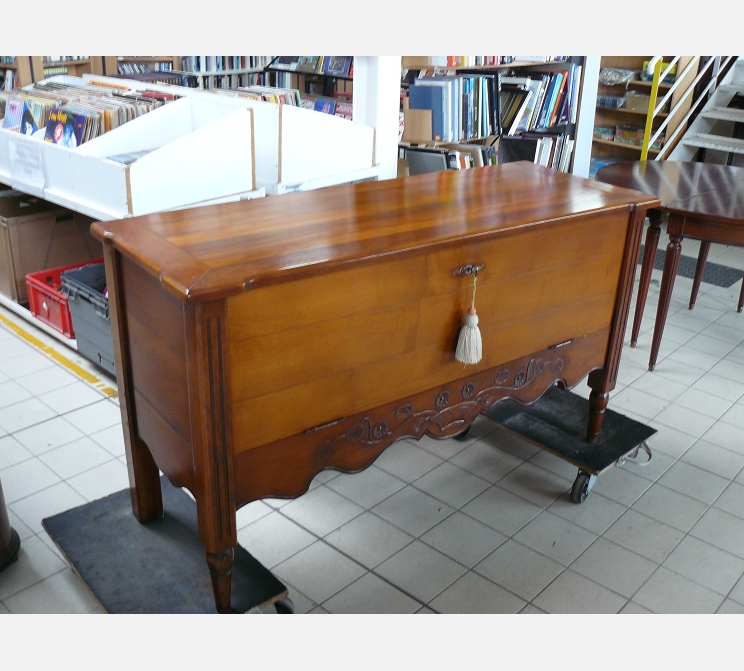 Maie / coffre / bar||en merisier||clé B11