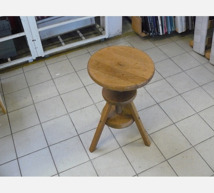 Tabouret Ã  vis||en bois