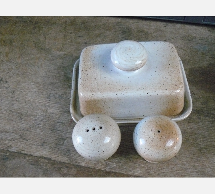 Beurrier + salière + poivrier||en grès