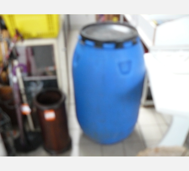 Fût plastique bleu