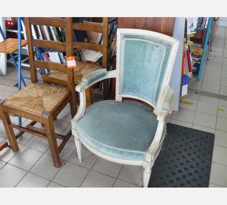 Fauteuil style louis XVI||velours bleu