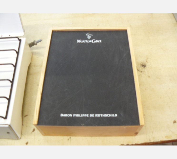 Boite de bouteilles||de vin, MOUTON CADET