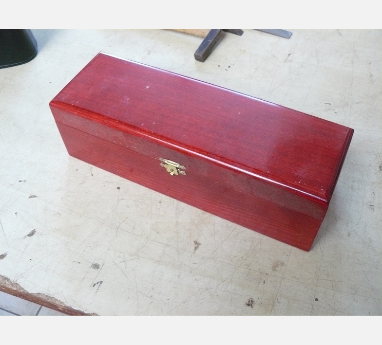 Boite en bois rouge