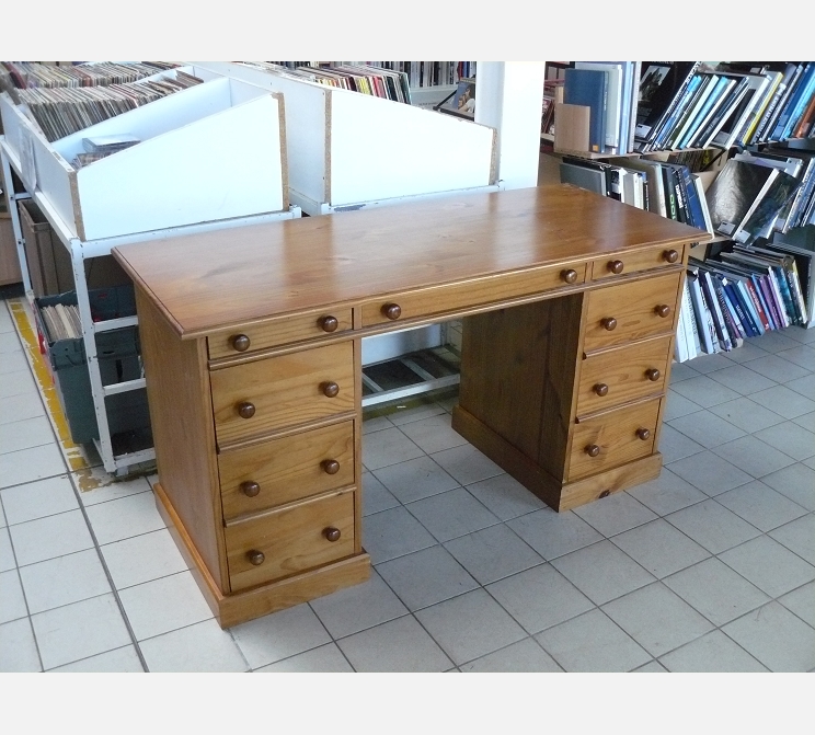 Bureau en pin||9 tiroirs