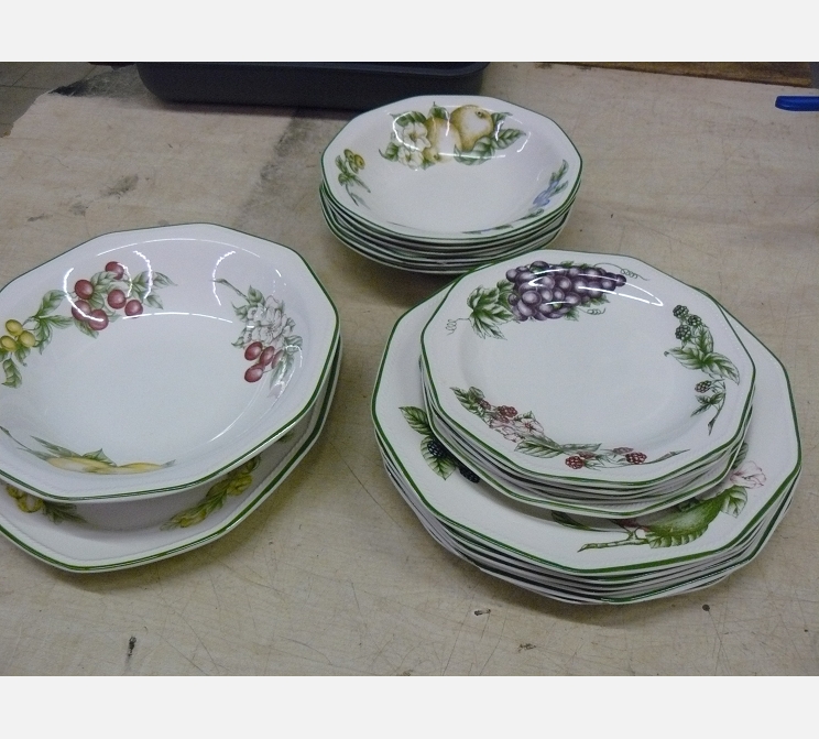Lot d'assiettes||porcelaine CHURCHIL