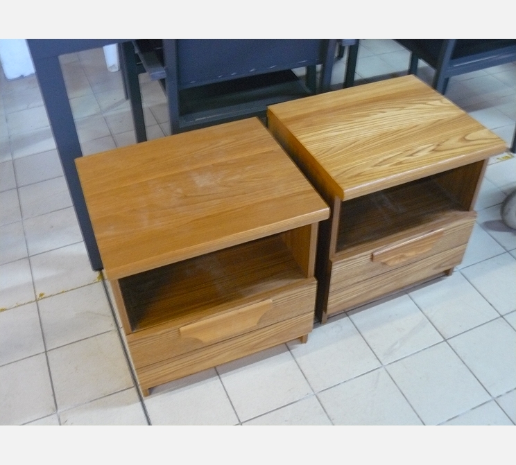 Paire de chevets||en aulne, 1 tiroir