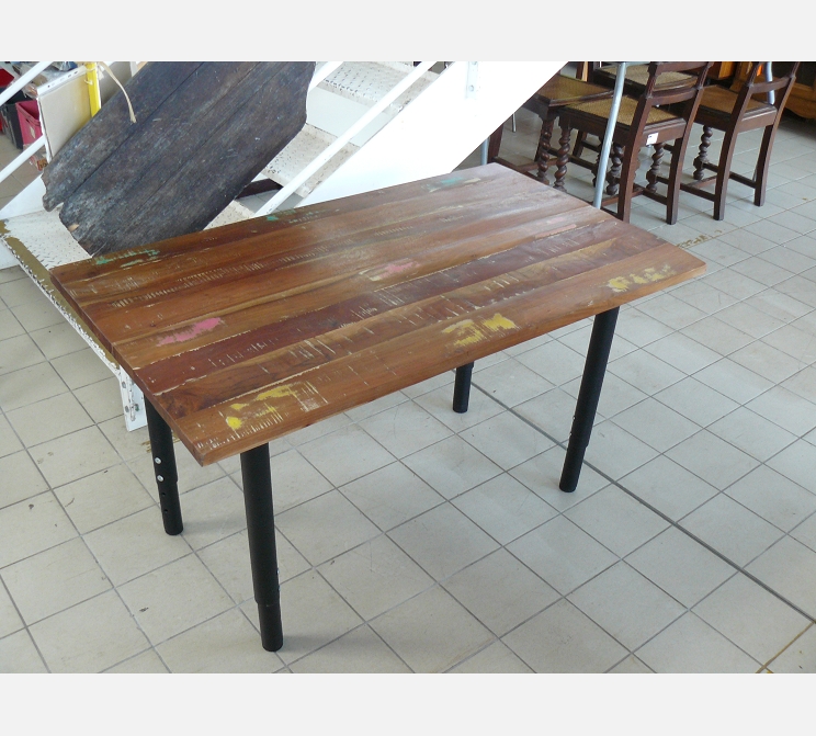 Table en bois exotique