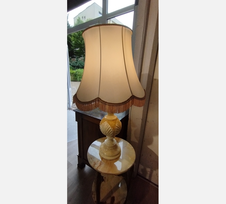 Lampe en albâtre avec abat-jour