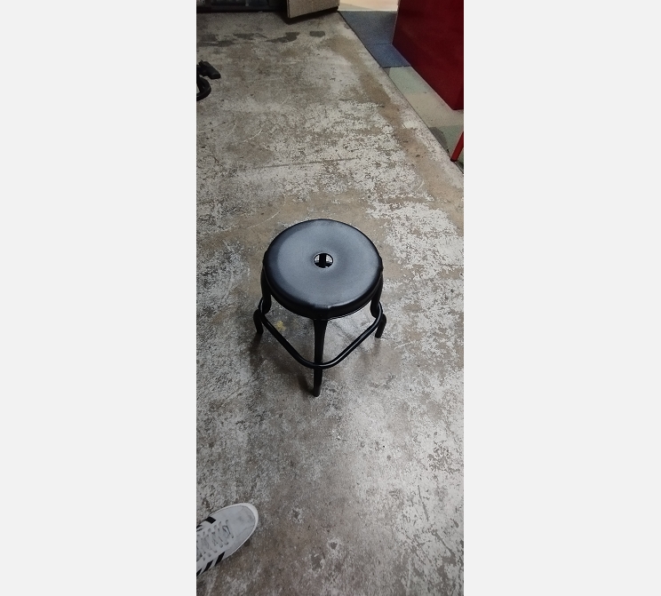 Tabouret bas en métal noir.