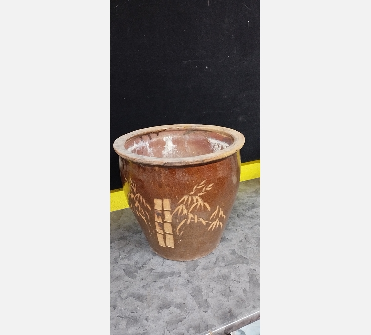 Cache  pot en terre cuite motifs bambou.