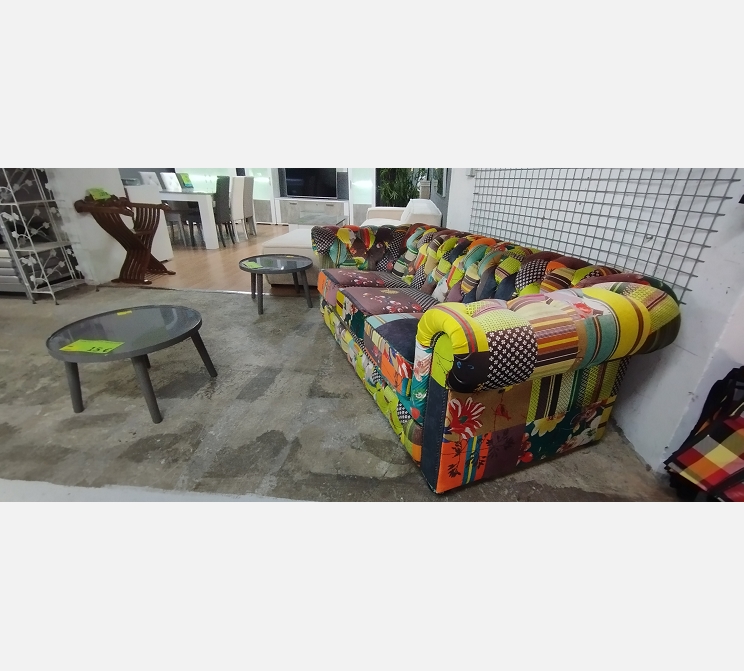 Canapé droit fixe 3 places en tissu multicolore.