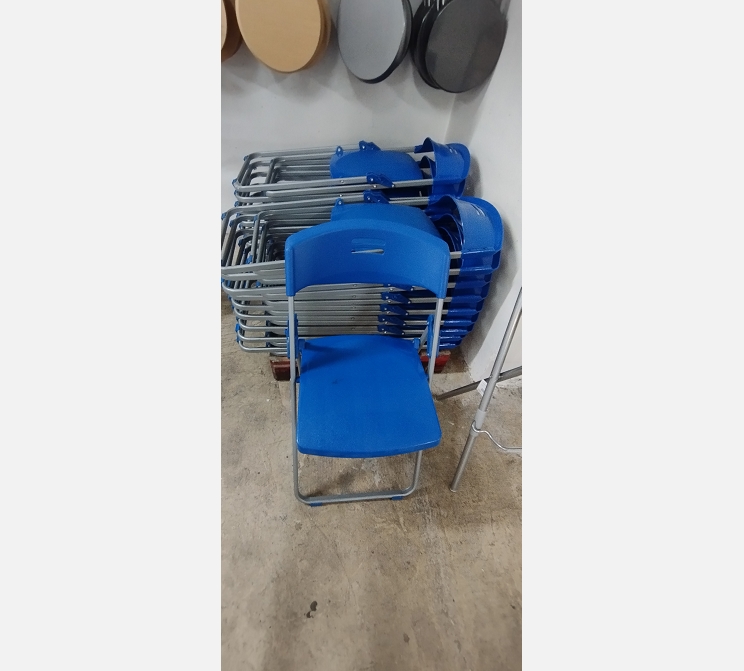 Chaise pliant en pvc bleu.