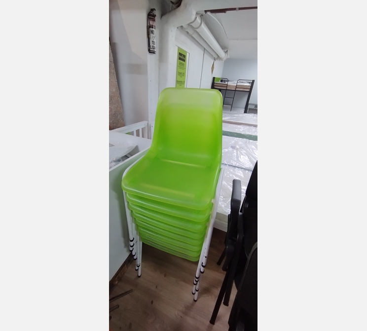 Chaise empilable en plastique vert.
