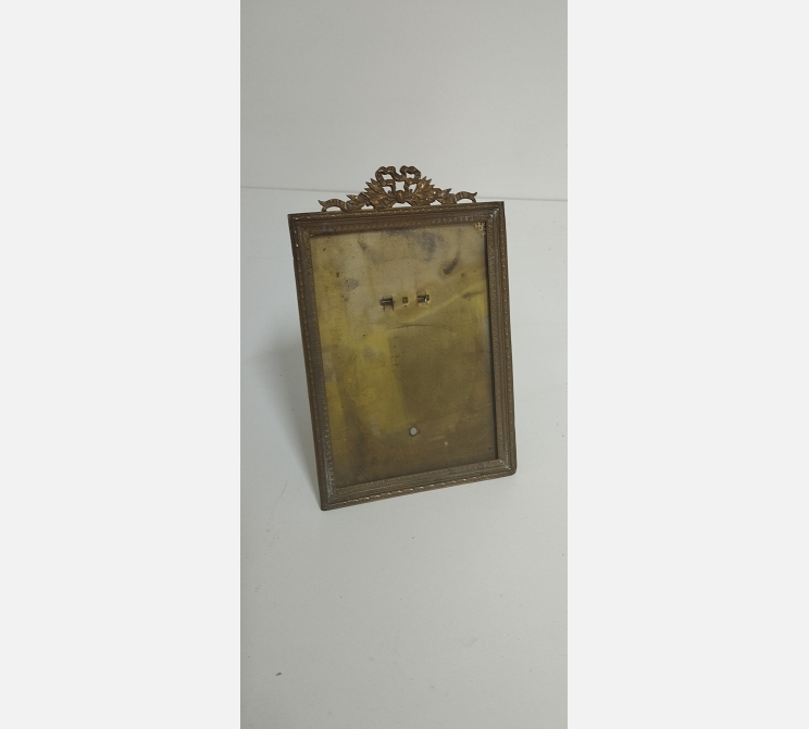 Porte photo ancien en laiton avec décoration sur le dessus.